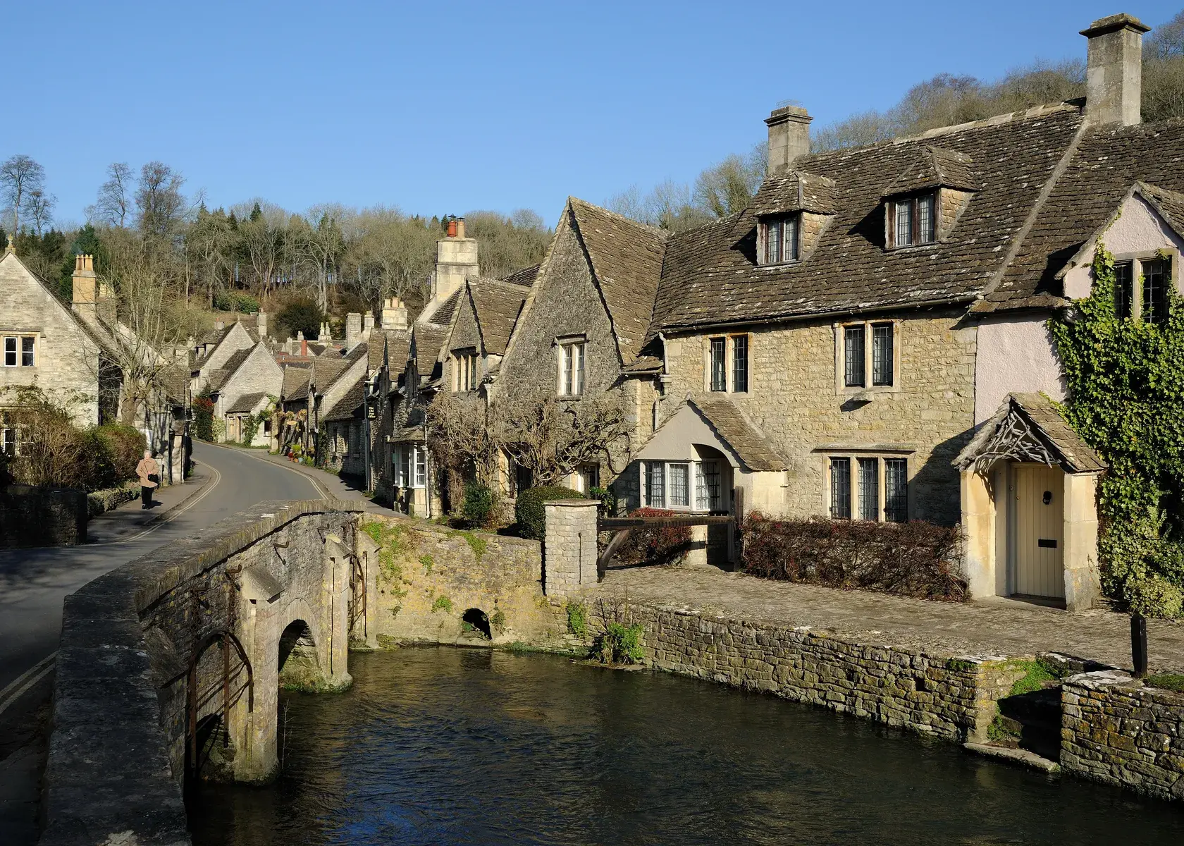Casas y puente de Castle Combe en los Cotswolds