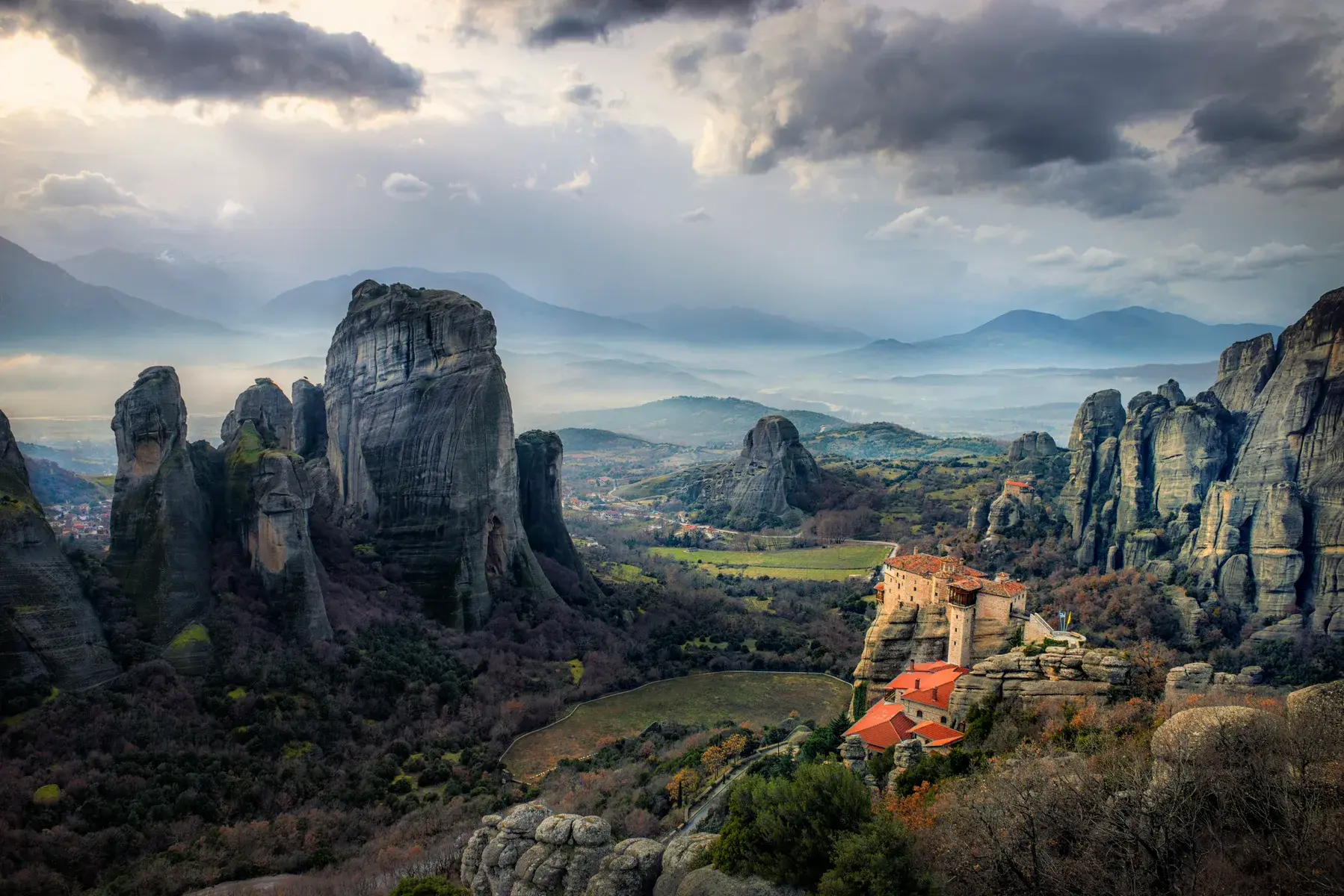 Monasterio entre las formaciones rocosas de Meteora